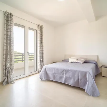 Gorgeous In With Kitchen Holiday home *